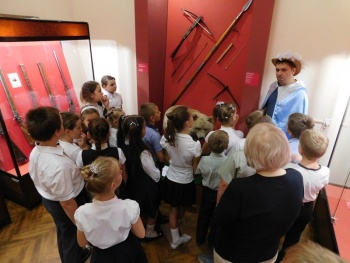 Третьеклассников сводили на выставку оружия в Керчи