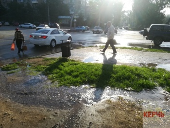 Новости » Коммуналка: В Аршинцево чистая вода течет по дороге и тротуару