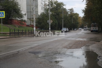 Новости » Общество: В Керчи отремонтировали глубокую яму на Горького