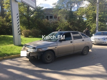 Новости » Криминал и ЧП: На Адмиралтейском проезде в Керчи произошла авария