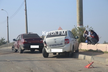 Новости » Криминал и ЧП: В Керчи на Горьковском мосту столкнулись «Daewoo» и учебная «Lada»