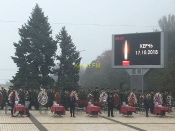 Новости » Общество: Керчане собираются к месту прощания с погибшими студентами и преподавателями (обновляется)