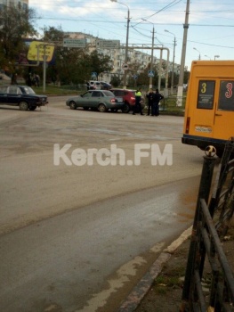 Новости » Криминал и ЧП: В Керчи - авария на Ворошиловском кольце