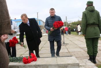 Новости » Общество: В Керчи возложили цветы к братской могиле в Героевке