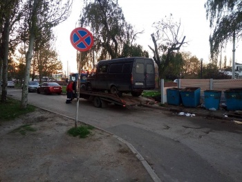 Новости » Общество: В Керчи у стихийщиков эвакуировали полную рыбы Газель