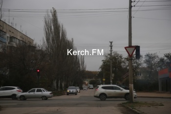 Новости » Общество: На перекрестке Горького-Фурманова почти четыре месяца не исправен один из светофоров