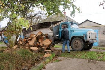 Новости » Общество: Добро в Керчи: «Жилсервис» подарил керчанке порядка пяти кубов дров