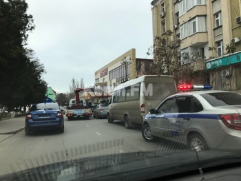 Новости » Общество: В Керчи эвакуатор создает пробки на Советской