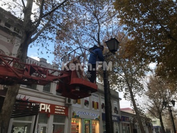 Новости » Общество: Керчь начали украшать к Новому году