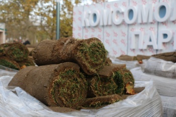 Новости » Общество: В Комсомольский парк завезли газон и установили опоры для камер