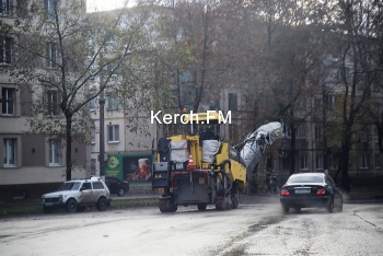 Новости » Общество: В Керчи на улице Горького начали снимать асфальт