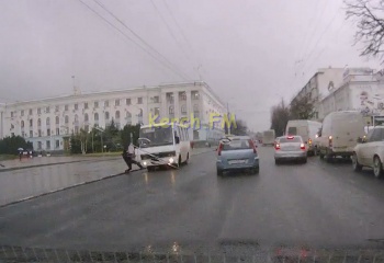 Новости » Криминал и ЧП: Керчане стали свидетелем ДТП в Симферополе (видео)