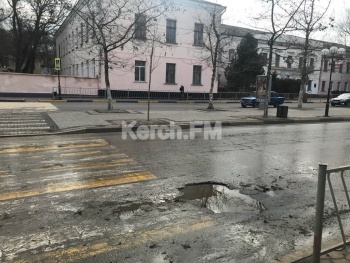 Новости » Общество: На Пирогова за пешеходным переходом образовалась яма