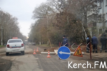 Новости » Общество: В Керчи на Горького разрыли дорогу