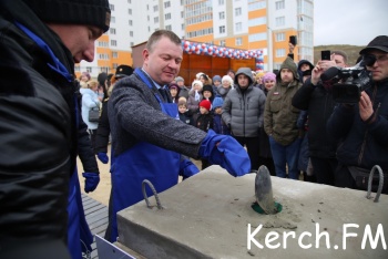 Новости » Общество: В Керчи заложили вторую капсулу для жилого комплекса «Залив»