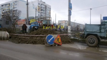 Новости » Коммуналка: Ремонт водовода по Камыш-Бурунскому шоссе в Керчи продлится до следующей недели