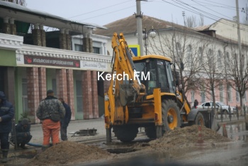 Новости » Общество: Второй день подряд водоканал на Кирова пытается устранить течь