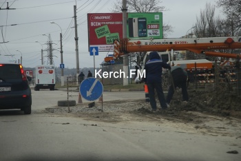 Новости » Общество: Ямы на Камыш-Бурунском шоссе подготавливают к ремонту