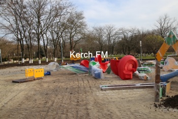 Новости » Общество: В Керчи в Комсомольском парке устанавливают новую детскую площадку