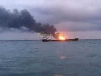 Новости » Общество: Горящие в Черном море газовозы после дрейфа отдалились друг от друга на 3-4 мили