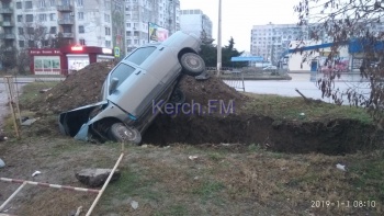 Новости » Криминал и ЧП: В Керчи в новогоднюю ночь  машина спикировала в коммунальную яму