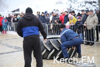 Новости » Общество: В центре Керчи соревновались силачи