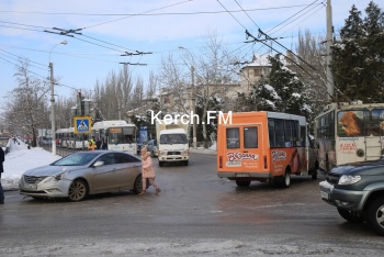 Новости » Криминал и ЧП: В Керчи авария на Кирова-Еременко приостановила движение «Нефазов» и троллейбусов