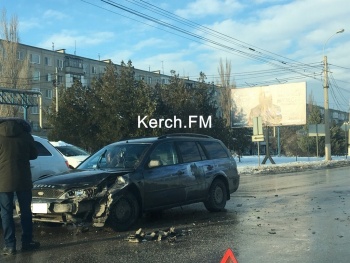 Новости » Криминал и ЧП: На Камыш-Бурунском шоссе столкнулись «Ford» и «Lada»