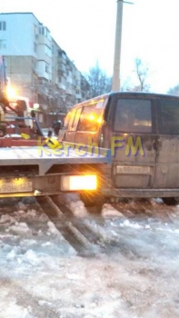 Новости » Криминал и ЧП: В Керчи эвакуатор помял припаркованный автомобиль