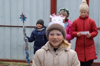 Новости » Общество: По Керчи колядуют дети - готовьте сладости