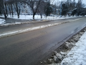 Новости » Общество: Сюрприз: утром дороги в Керчи были расчищены и посыпаны