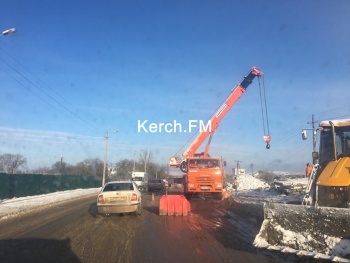 Новости » Общество: На Куль-Обинском шоссе частично перекрыли одну полосу дороги