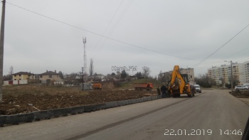 Новости » Общество: В Керчи на Марата начали устанавливать бордюры