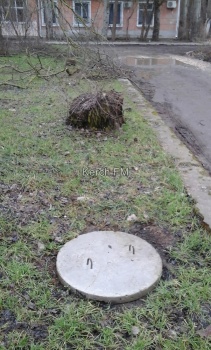 Новости » Общество: В Керчи закрыли люк с горячей водой у детской площадки