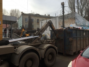 Новости » Общество: В центре Керчи мусор вывозят раз в десять дней