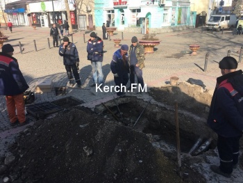 Новости » Общество: На Ленина в Керчи устраняют прорыв теплотрассы