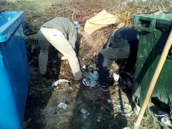 В Керчи рабочие убирают мусор «голыми руками», - читатели