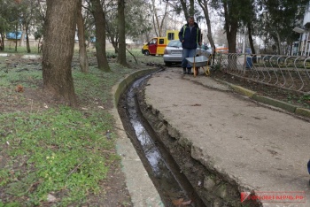 В Керчи восстановят пешеходную дорожку над ливневой канализацией