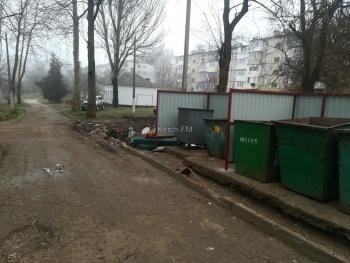 В Аршинцево начали ограждать мусорные площадки