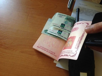 Россиянин попытался ввезти незаконно машину в Крым за  взятку в 2,5 тыс руб