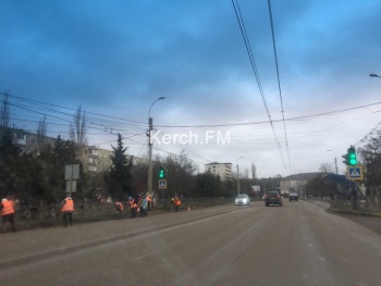 В Керчи коммунальщики продолжают убирать дороги города