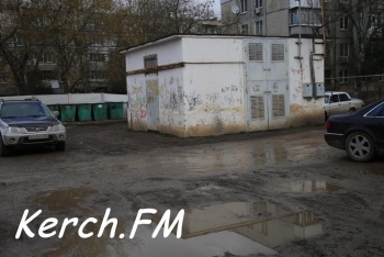 Жильцам Юных Ленинцев еще долго придется утопать в грязи по дороге к мусоркам