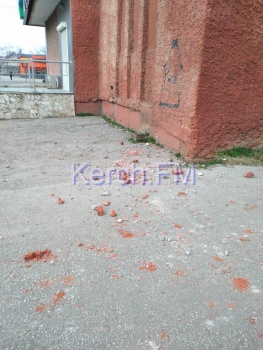 В Керчи с крыши общественного здания упали кирпичи (фото)