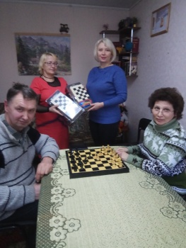 Центру соцобслуживания Керчи подарили шахматы