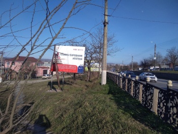 В Керчи ветром разворотило билборд на Чкалова