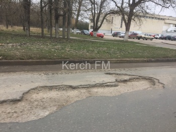 Керчане жалуются на ямы на Кирова