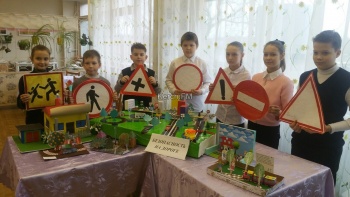 Школьники Керчи сделали выставку поделок и рисунков о безопасности дорожного движения