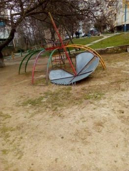 В дворах в центре Керчи -  грязь и разломанная детская площадка