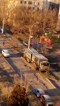 На газонах во дворах начали парковать военные грузовики