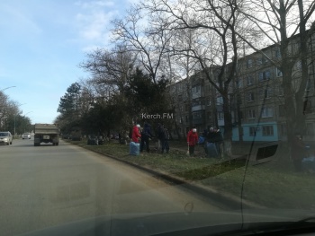 Новости » Общество: Бюджетники Керчи в понедельник вышли на субботник